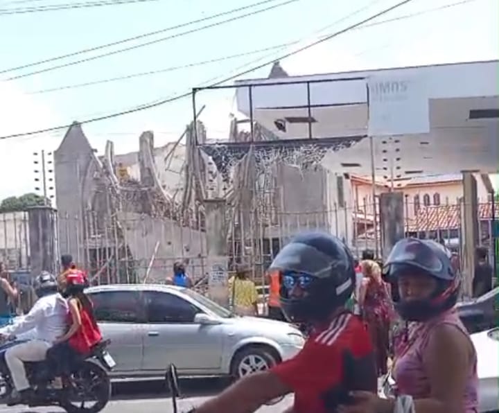 Momento de tensão: fachada da igreja desaba na Cohab e carros ficam destruídos em São Luís