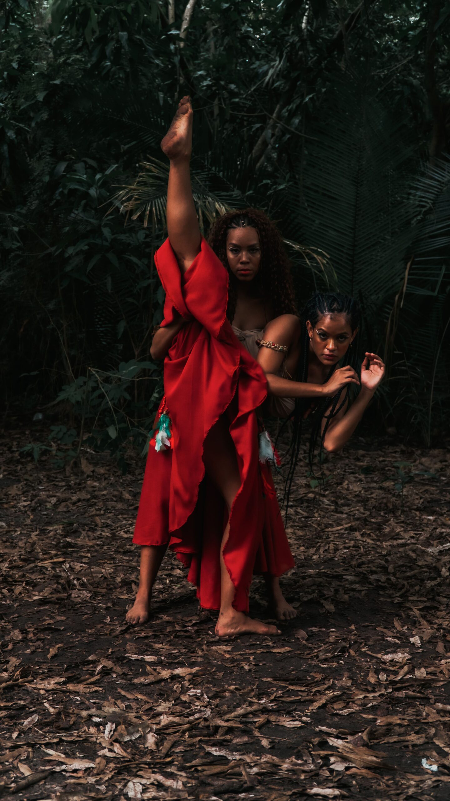 As artistas maranhenses Rebeca Carneiro e Andressa Brandão apresentam o espetáculo “Abayomi – a resposta está na ancestralidade” no Teatro Sesc Napoleão Ewerton, em São Luís.