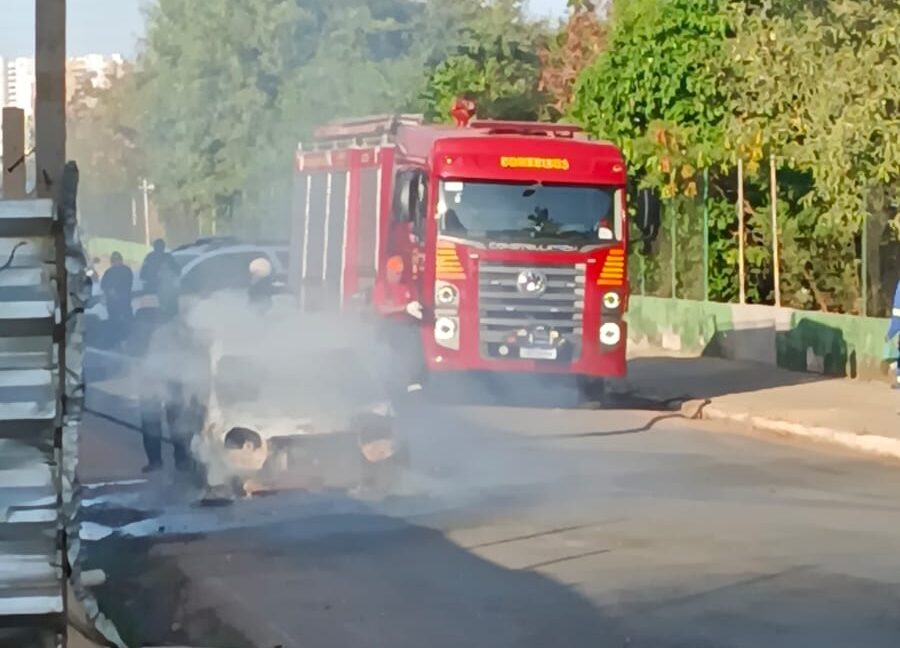 Carro incendiado na Avenida Nina Rodrigues, na Península; bombeiros controlaram as chamas e não houve vítimas.