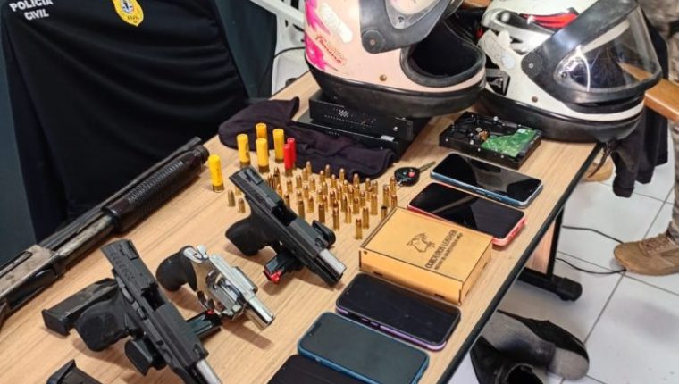 Armas e munições apreendidas pela Polícia Civil durante a Operação Contrarium Inter em Açailândia.
