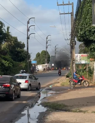 Manifestantes bloqueiam a Estrada da Maioba (MA-202) com pneus em chamas e geram caos no trânsito de Paço do Lumiar nesta quarta-feira (24).
