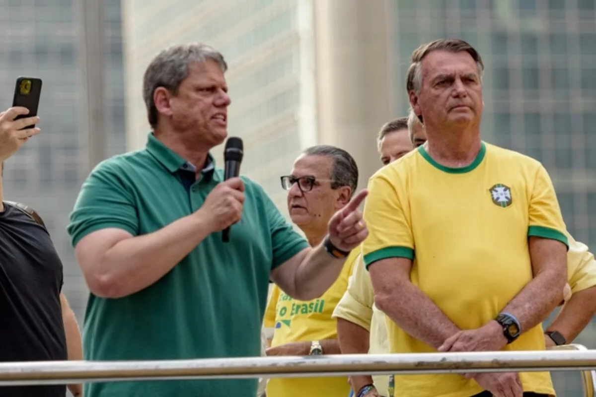 Tarcísio de Freitas ganha aval de Jair Bolsonaro para disputar a Presidência em 2026; anúncio oficial divide aliados sobre o momento certo.