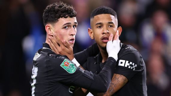 Savinho comemora o golaço que garantiu o Manchester City nas oitavas da Copa da Liga Inglesa. Brasileiro aproveitou chance como titular e foi decisivo.