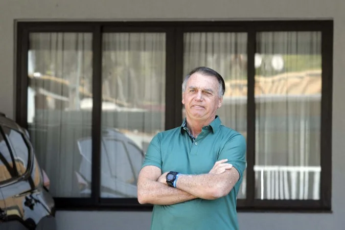 Alexandre de Moraes autorizou o ex-presidente Jair Bolsonaro a realizar festa de 15 anos da filha Laura neste sábado (18), sob vigilância da Polícia Penal.