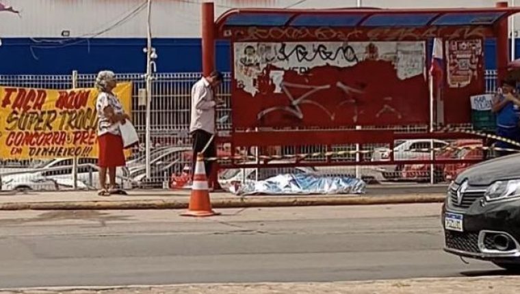 Idoso morre após sofrer mal súbito em parada de ônibus na Estrada de Ribamar; laudo aponta causas naturais.