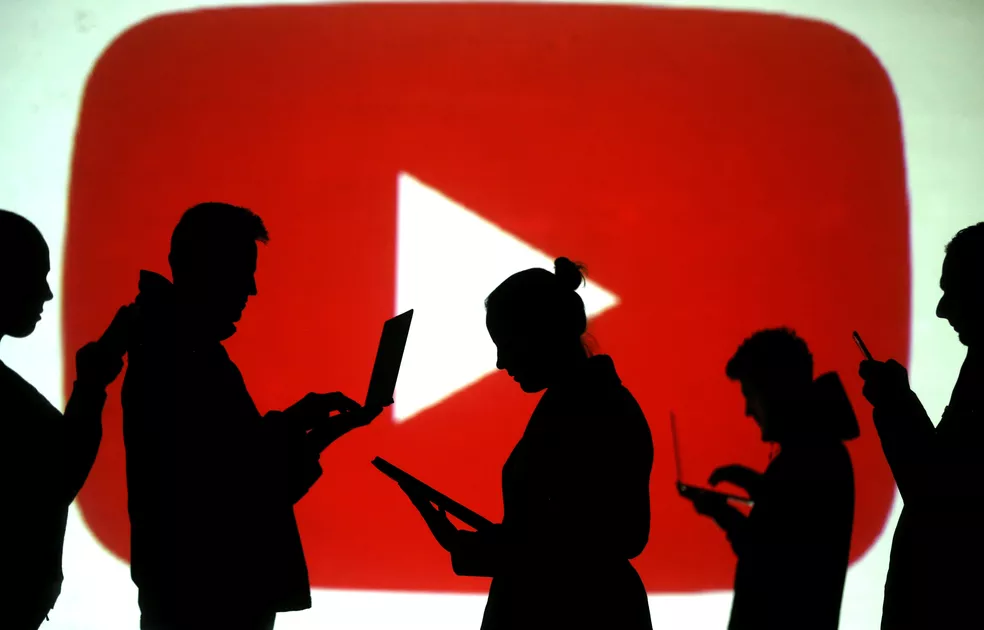 YouTube cai: pico de 40,5 mil reclamações no Brasil e mais de 330 mil nos EUA; falhas em vídeos e app causam memes nas redes.