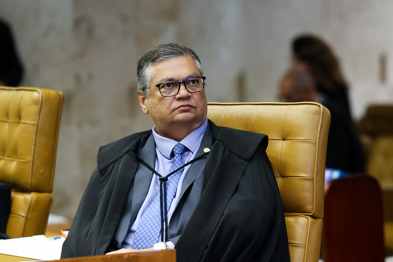 Ministro Flávio Dino, durante sessão no STF, voltou ao centro do debate político após decisão que amplia fiscalização sobre emendas estaduais e municipais.