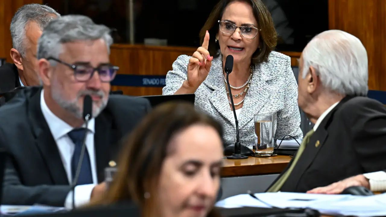 Deputado Paulo Pimenta e Senadora Damares Alves discutem durante a CPMI do INSS, com foco na gestão do programa Pátria Voluntária e acusações de fraude.