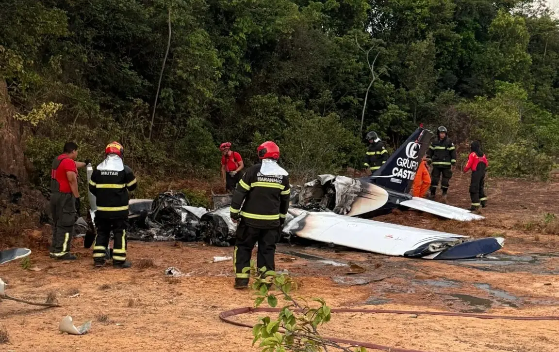 Equipes de resgate controlam incêndio após queda do avião que seria do vereador Beto Castro, em Paço do Lumiar.