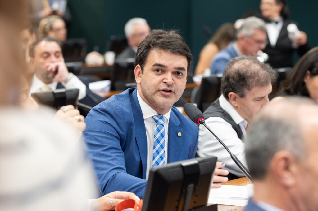 Rubens Jr. quer proibir cobrança por bagagem de mão após nova tarifa da Gol. Projeto de lei protege consumidores e já está na Câmara.