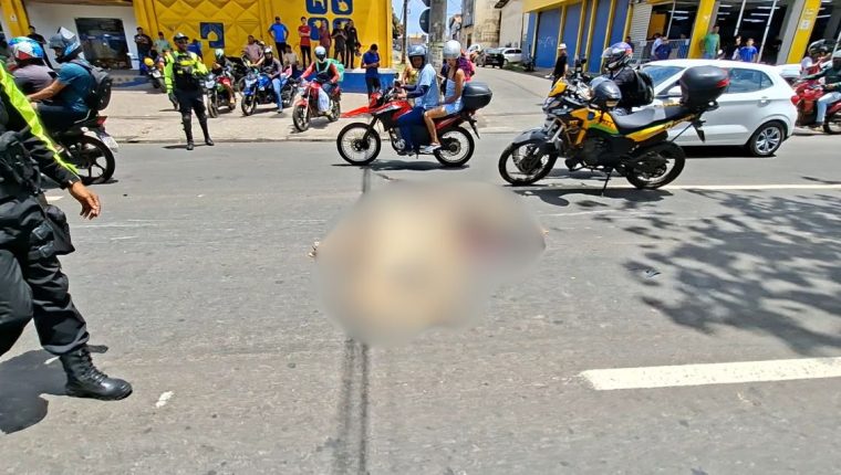 Motociclista morre após ser arrastado por caçamba na Avenida Guajajaras; perícia e IML estiveram no local.