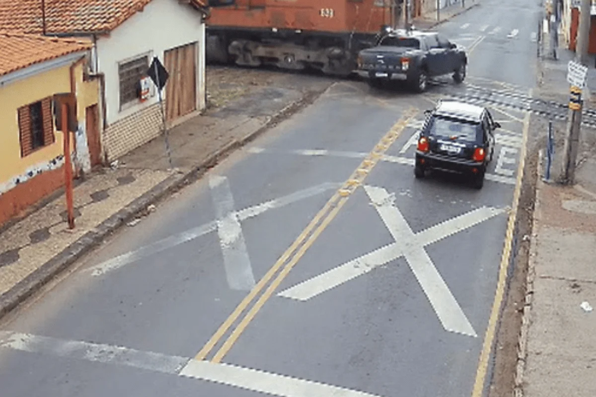 Câmera registra momento em que caminhonete é arrastada por trem em Itirapina (SP) após motorista ignorar parada obrigatória. Casal teve ferimentos leves.