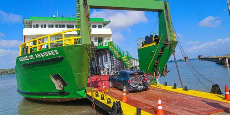 Ferry Araioses volta a quebrar e provoca longas filas na Ponta da Espera; viagens canceladas deixam passageiros e ambulâncias à espera de solução.