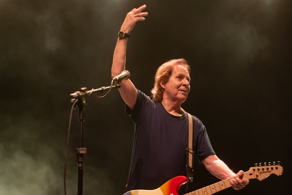 Beto Guedes celebra 50 anos de carreira no palco do Lençóis Jazz e Blues Festival, na Concha Acústica da Lagoa da Jansen, em São Luís.