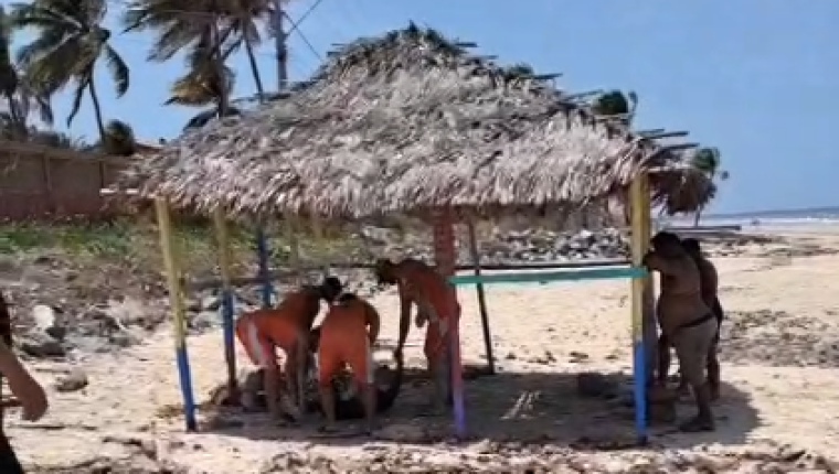 Pescador morre em naufrágio na praia de Panaquatira; dois tripulantes conseguiram sobreviver.