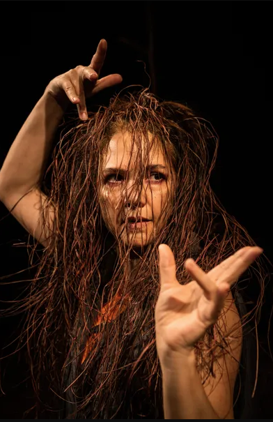 Tereza Seiblitz encena Carangueja, monólogo poético que mistura corpo, natureza e metamorfose, em duas apresentações no Teatro Sesc São Luís.