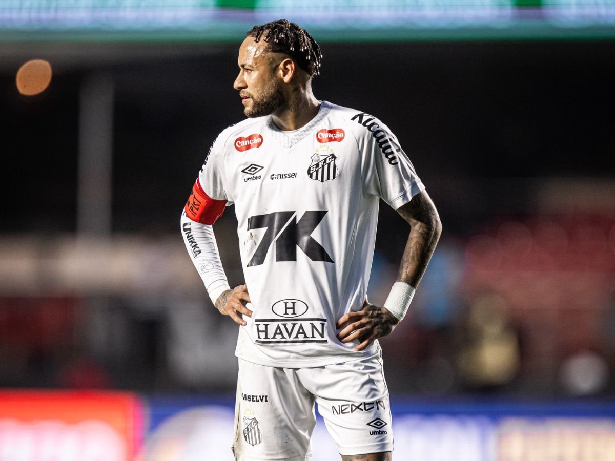 Neymar e o pai reagiram com indignação a rumores sobre a saída do atacante do Santos antes do fim do contrato.