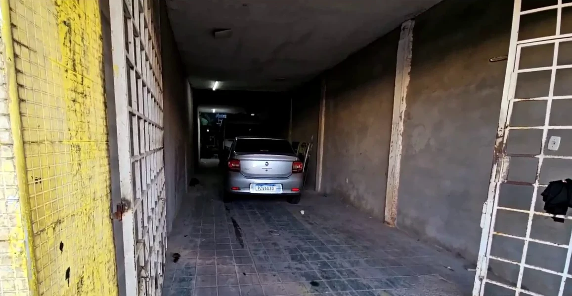 Fogo na Curva do 90 destruiu loja de estofados, mas casal que dormia no piso superior conseguiu sair ileso. Bombeiros chegaram rápido e controlaram as chamas.
