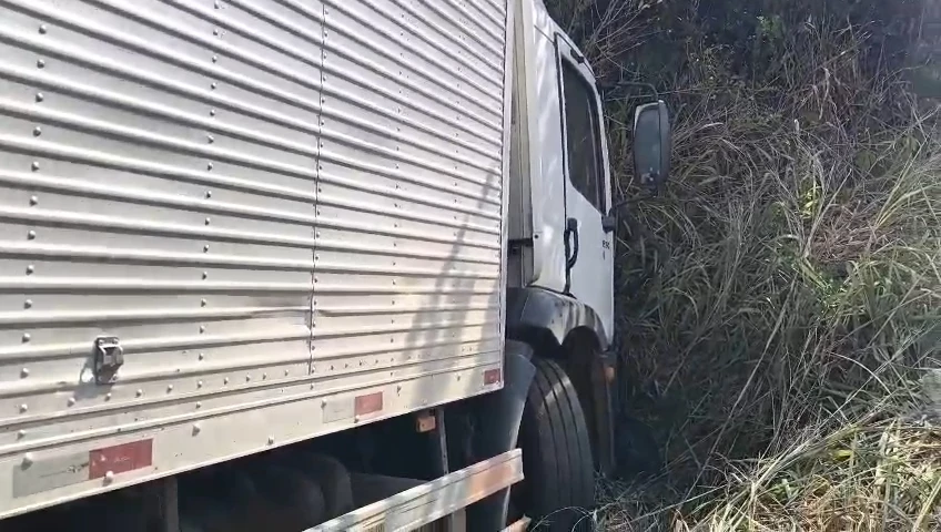 Dois acidentes graves no Maranhão: caminhoneiro desmaia na BR‑316 e morre após colisões; na MA‑119, choque frontal tira a vida de motociclista. PRF investiga.