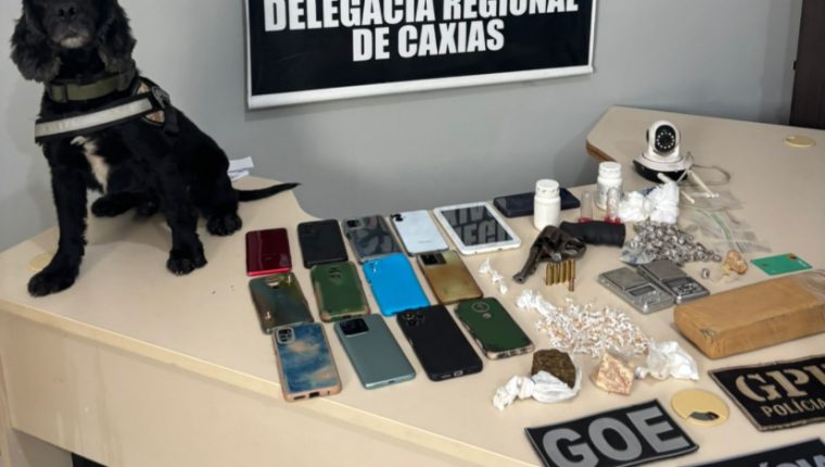 Seis pessoas são presas em Caxias com grande quantidade de drogas e arma de fogo durante operação policial.