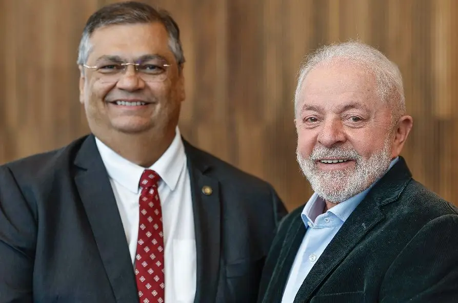 Flávio Dino durante sessão do STF: ministro jura ter deixado a política, mas bastidores indicam que pode voltar se for chamado por Lula em 2026.