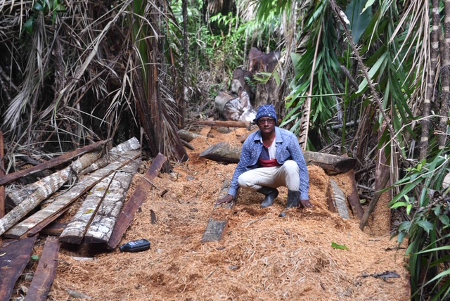 O líder comunitário Osmar Mendes, Presidente da Associação de Novo Belém, mostra como a região já sofre com desmatamento ilegal e outros crimes ambientais, que poderiam ser barrados com a criação da Reserva.
