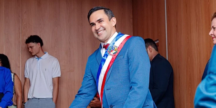 Prefeito Wallas Rocha é cassado por uso irregular de verbas do Fundeb em São Benedito do Rio Preto; decisão inclui inelegibilidade por oito anos.