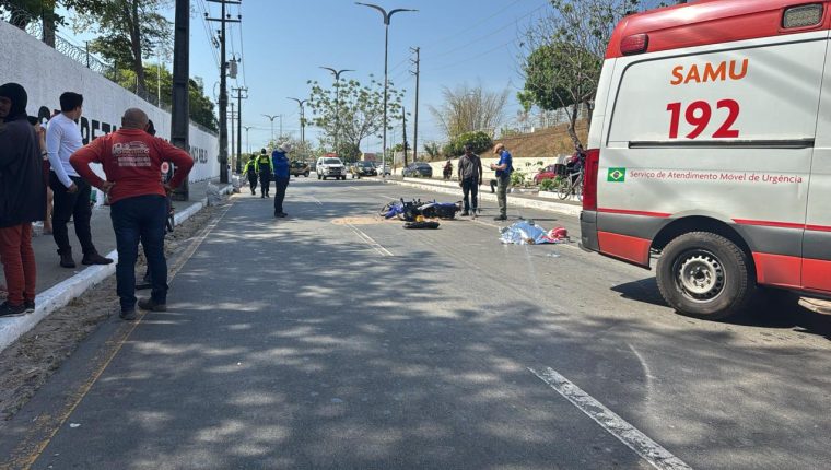 Tragédia na Avenida dos Franceses: criança morre após moto ser atingida por caminhão perto da SSP-MA; avó tem ferimentos leves e equipes de resgate interditam o trânsito.