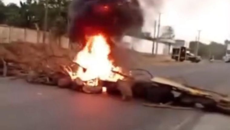 Moradores bloqueiam BR-222 em Santa Inês após série de acidentes; DNIT e PRF acompanham situação.