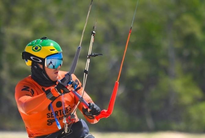 Bruno Lobo, vice-campeão em 2024, está confirmado no Sertões Kitesurf 2025! Ele é uma das maiores promessas do esporte maranhense. Vamos apoiar!