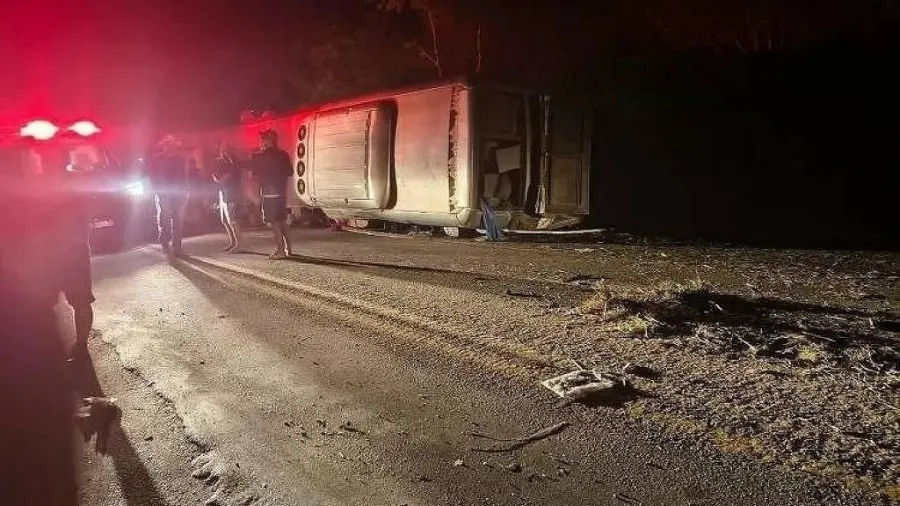 Tragédia em Pernambuco: ônibus de excursão que saiu da Bahia tomba na BR-423 e deixa 14 mortos.