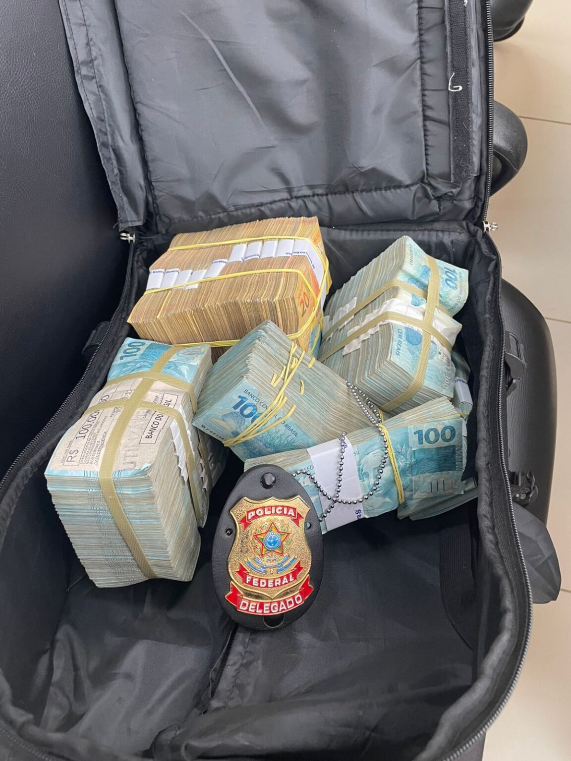 Polícia Federal apreendeu R$ 400 mil em espécie durante operação que investiga desvio de emendas parlamentares destinadas à cultura maranhense.