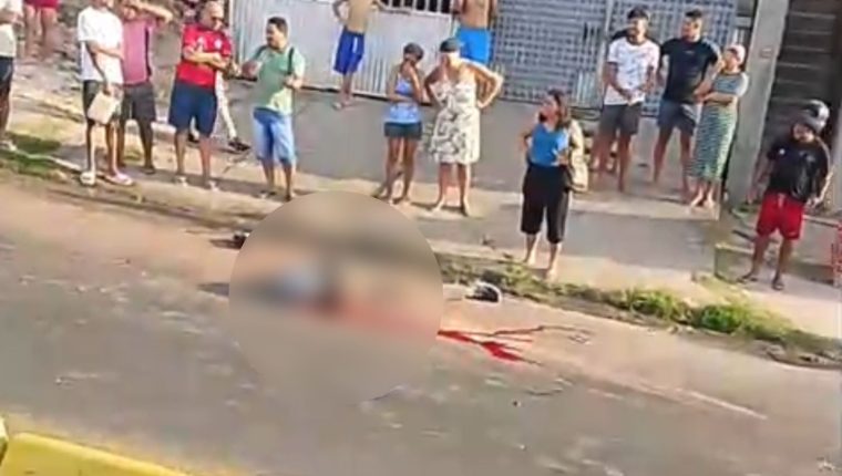 Motociclista por aplicativo morre atropelado por van após cair na pista em São José de Ribamar.