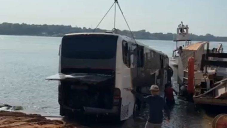 Corpo de Bombeiros conclui retirada de ônibus que caiu de balsa no Rio Tocantins; acidente causou a morte de um motorista.
