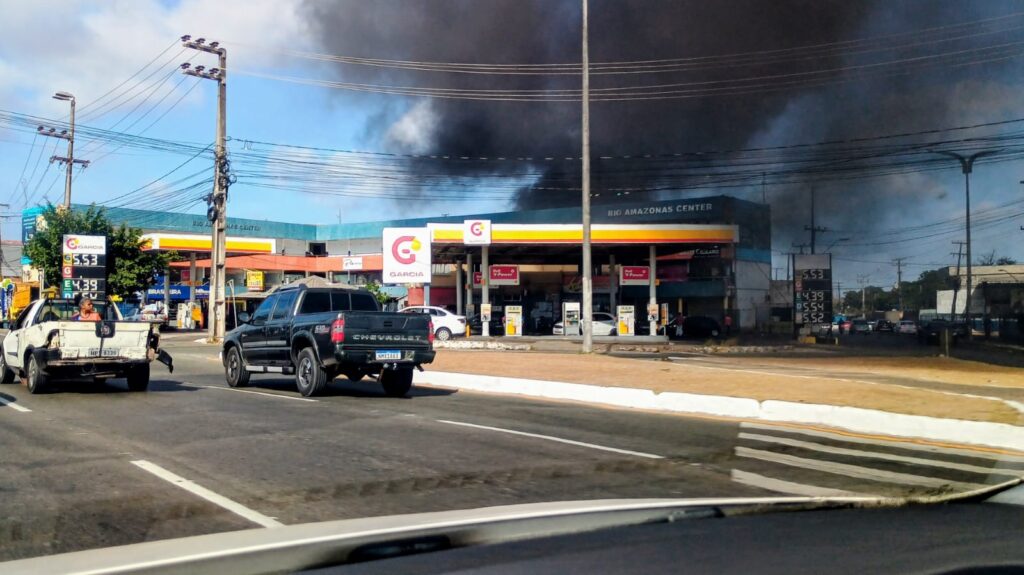 Grande incêndio atinge área próxima ao retorno da Forquilha e provoca nuvem de fumaça que tomou conta do céu de São Luís 🔥🚒