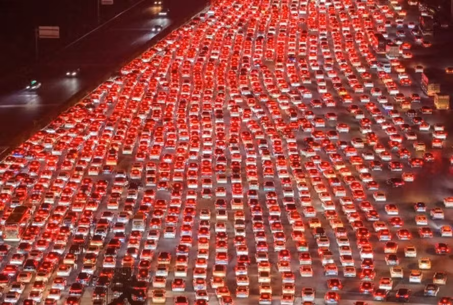 Dez milhões de carros presos no maior pedágio da China após feriadão — o país parou no retorno da Semana Dourada 🚗🇨🇳