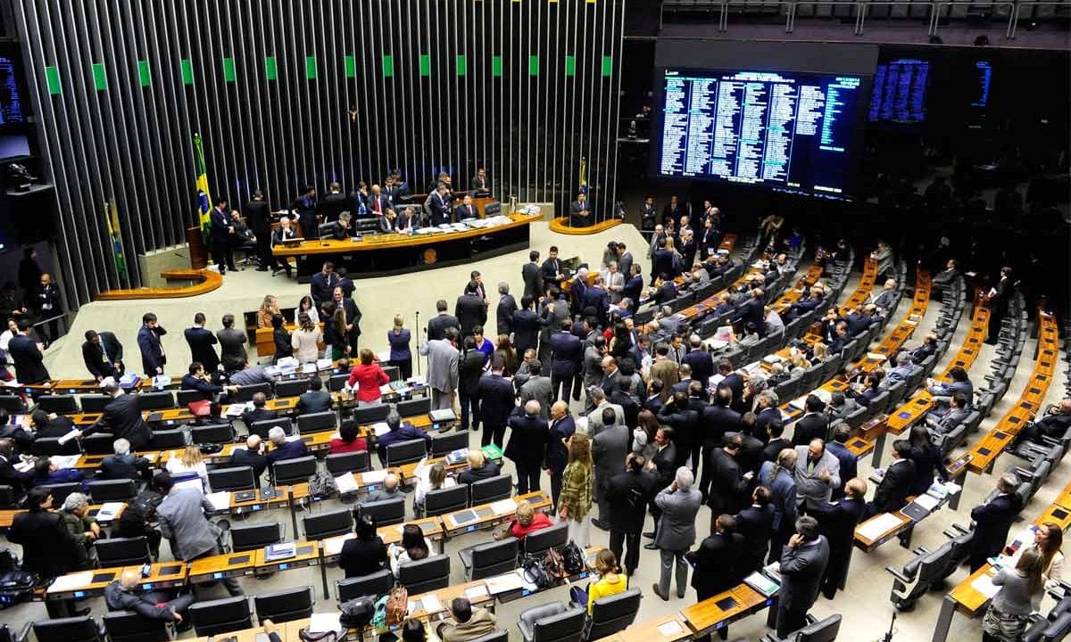 Câmara aprova projeto que aumenta penas para pedofilia e abuso infantil; punições podem chegar a 40 anos de prisão.