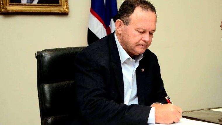 Governador Carlos Brandão se manifesta sobre crise política e acusa antigos aliados de tentarem manter controle do governo após eleição de 2022.