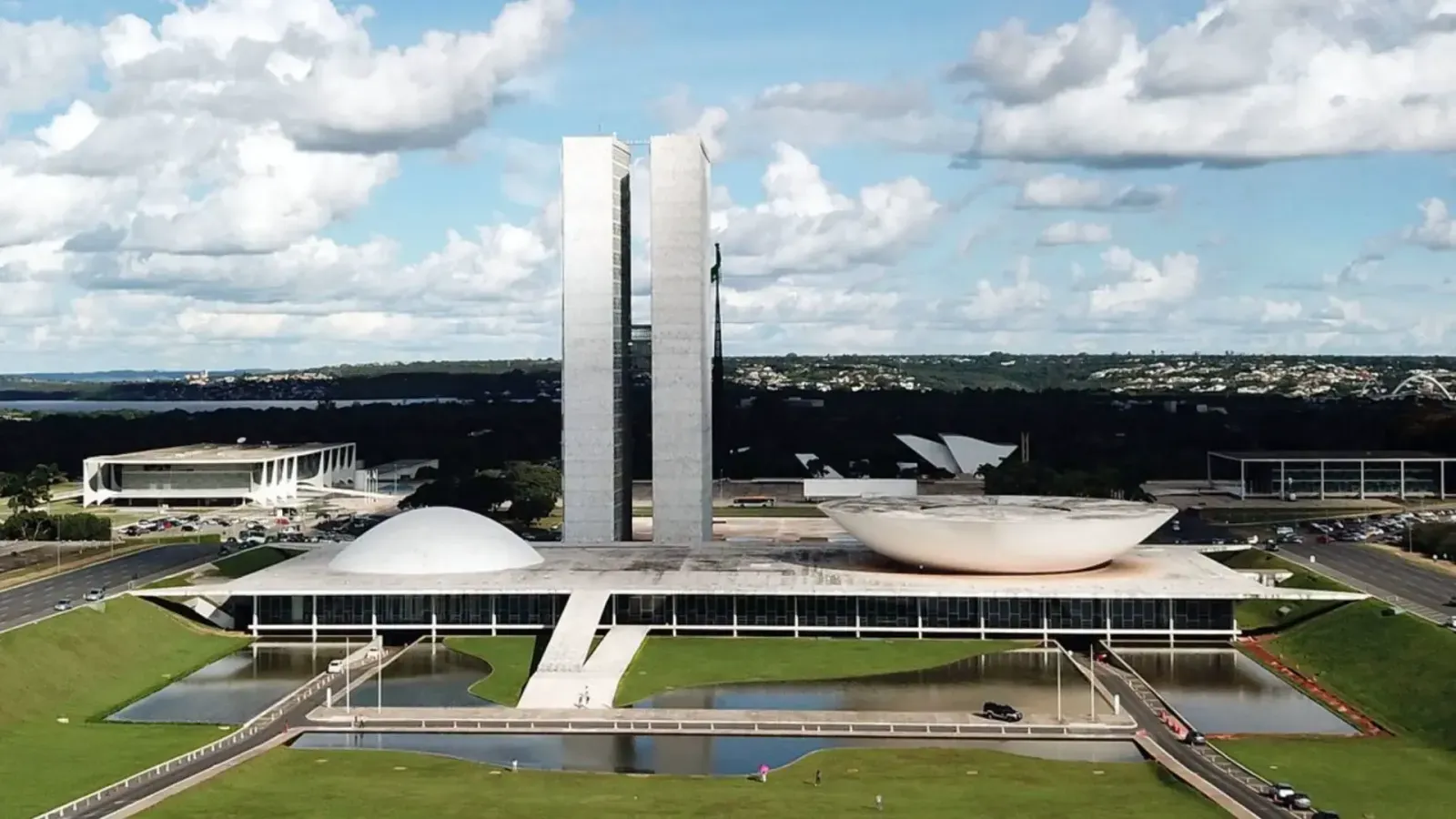 Deputados e lideranças políticas do Maranhão discutem emendas PIX e os desdobramentos eleitorais para 2026, enquanto a população questiona a transparência e a aplicação dos recursos públicos.