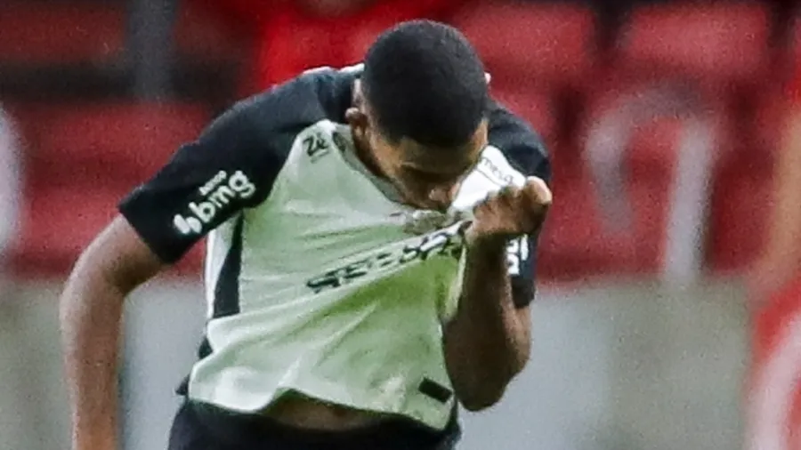 Carbonero cobra pênalti nos acréscimos e garante empate do Internacional contra o Corinthians no Beira-Rio.