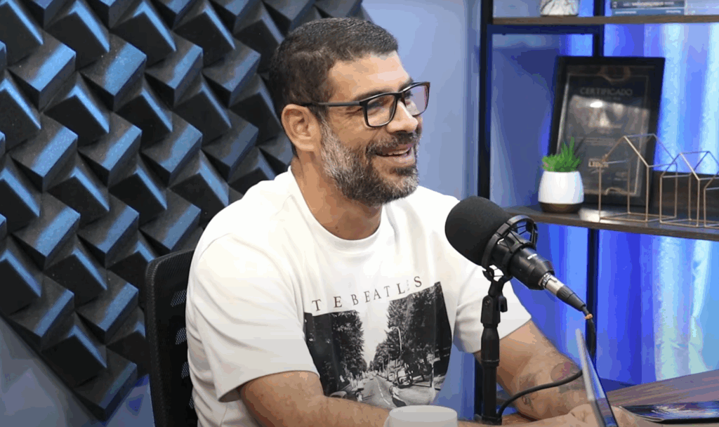 O escritor Rafael Santos Ribeiro fala sobre o livro “Maria Firmina e a Ameaça Subterrânea” no podcast Tete a Tete com Olavo Sampaio.