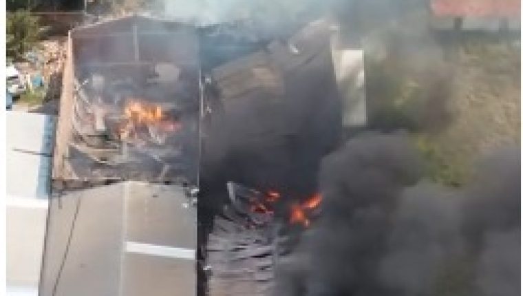 Incêndio em loja de móveis na Avenida Castelo Branco, em Santa Inês, destruiu o depósito e parte de um cinema.