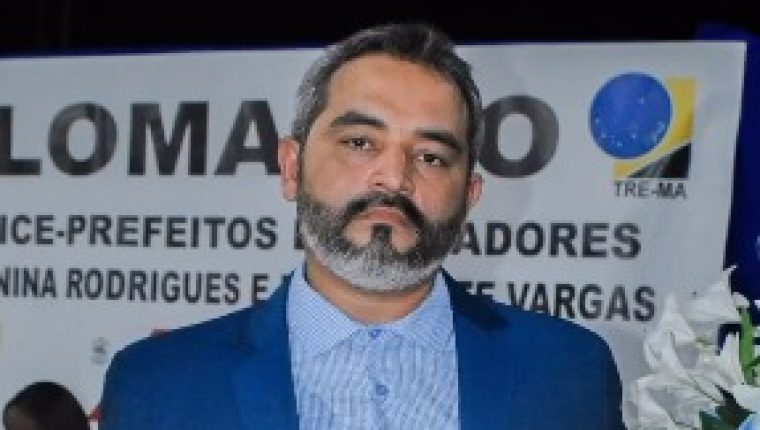 Vereador George Barros Mendes é acusado pelo MP de receber salário sem trabalhar em Buriticupu, causando prejuízo de R$ 22 mil aos cofres públicos.