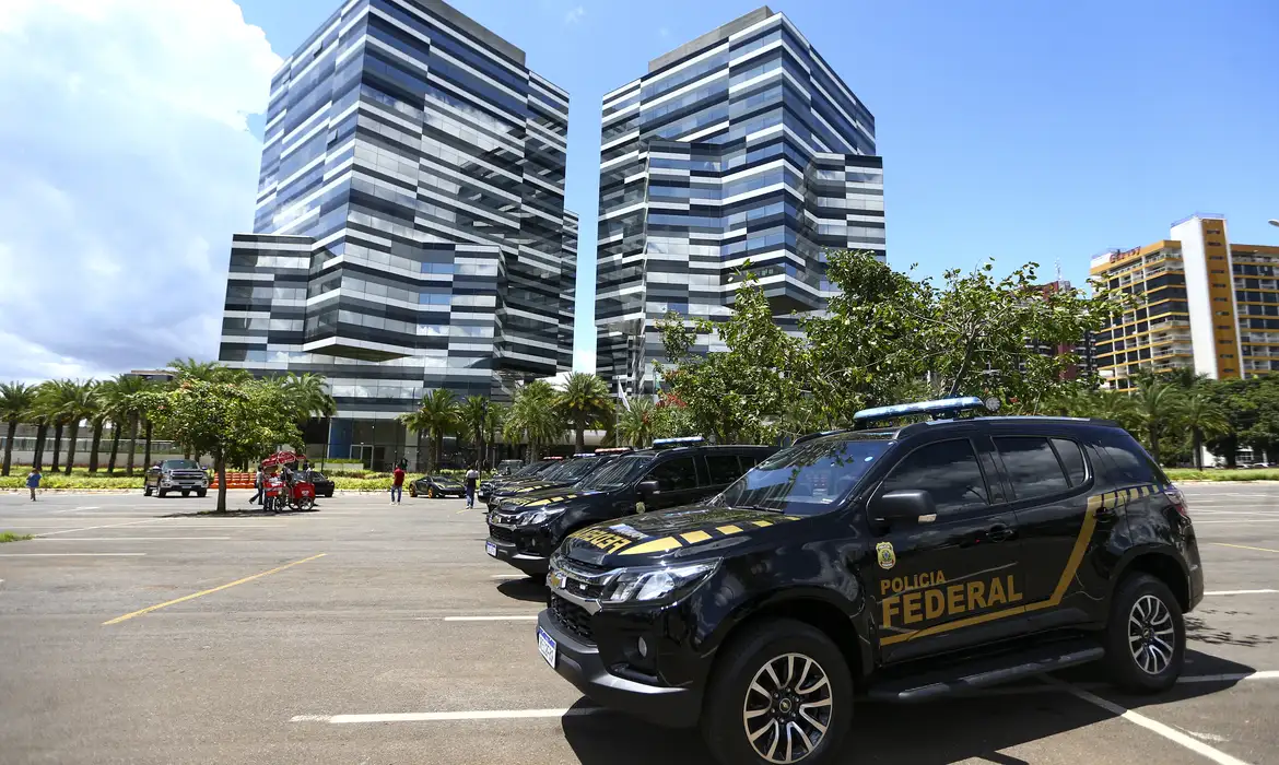 Ex-assessor de Bolsonaro, Filipe Martins é alvo de nova investigação da PF sobre possível entrada irregular nos Estados Unidos, em 2022.