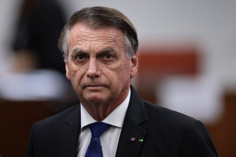 Moraes mantém Bolsonaro em prisão domiciliar e alerta para risco de fuga após condenação no STF.