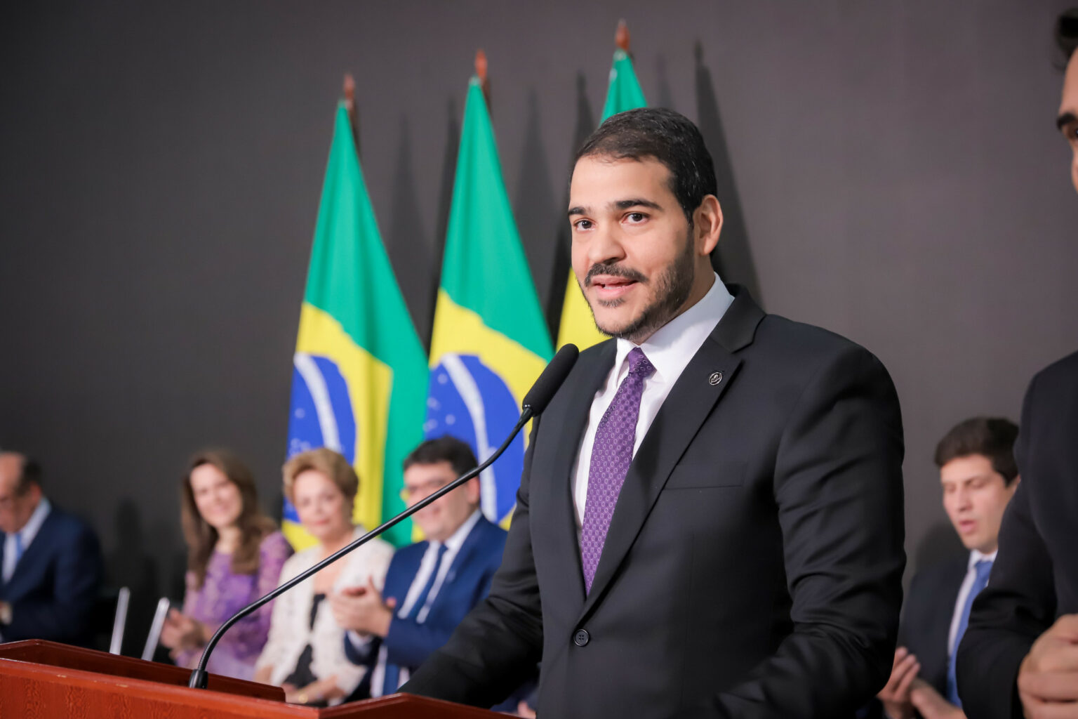 Flávio Dino e Jorge Messias em sessão do STF; Palácio do Planalto articula sucessão na AGU sob pressão por mais mulheres no topo do Judiciário.