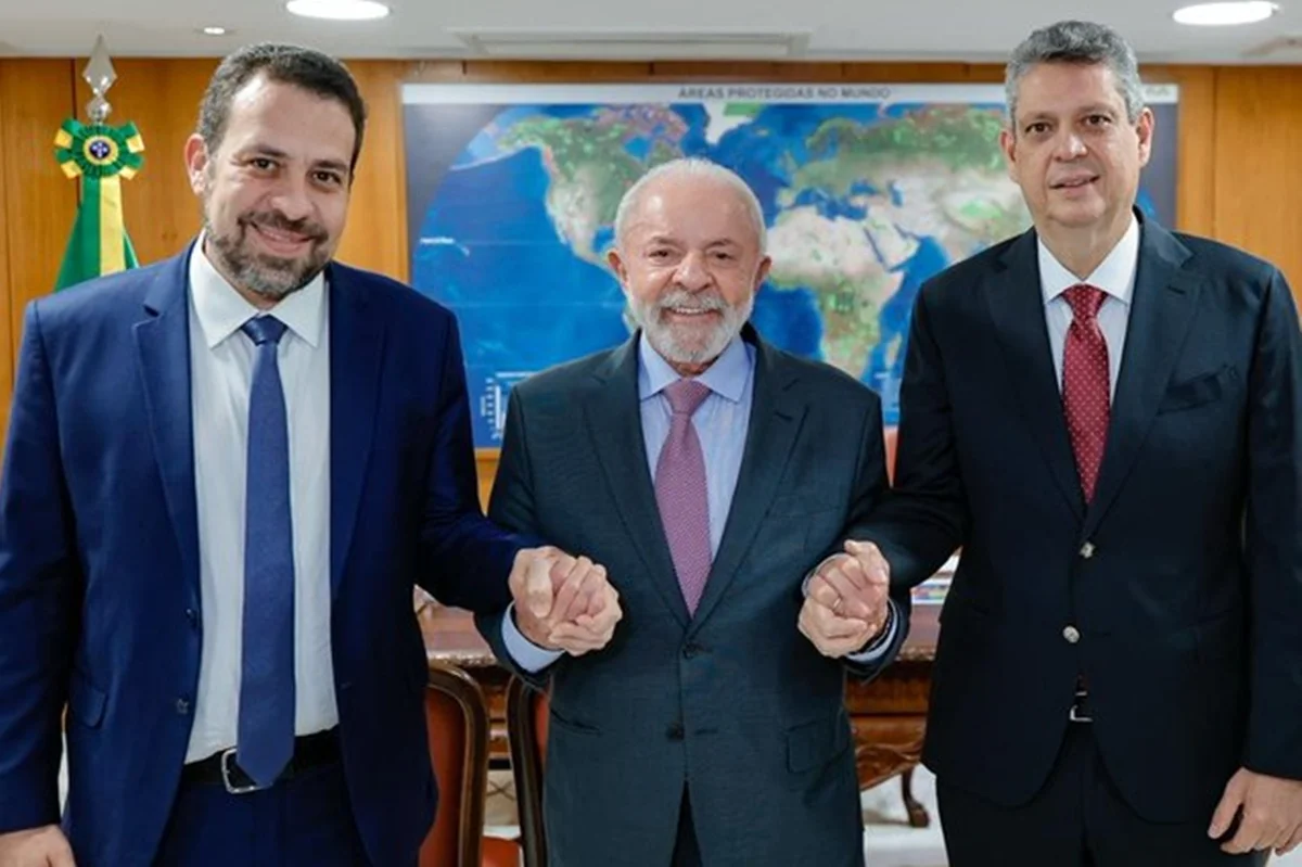 Lula anuncia nomeação de Guilherme Boulos para ministro da Secretaria-Geral da Presidência após demissão de Márcio Macêdo.
