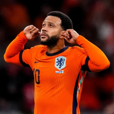 Com direito a bandeirão e gol, Memphis Depay comanda goleada da Holanda e fica ainda mais perto da Copa do Mundo de 2026