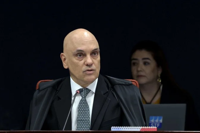 Ex-presidente Fernando Collor cumpre prisão domiciliar em Maceió e tem prazo de cinco dias para explicar falha na tornozeleira eletrônica.
