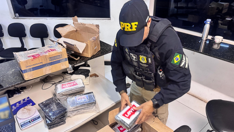 PRF apreende 22 kg de cocaína escondidos em caminhão de sucata na BR-135; droga seria entregue em Imperatriz.